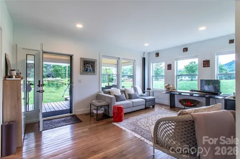16 Riverside Drive Barnardsville NC 28709