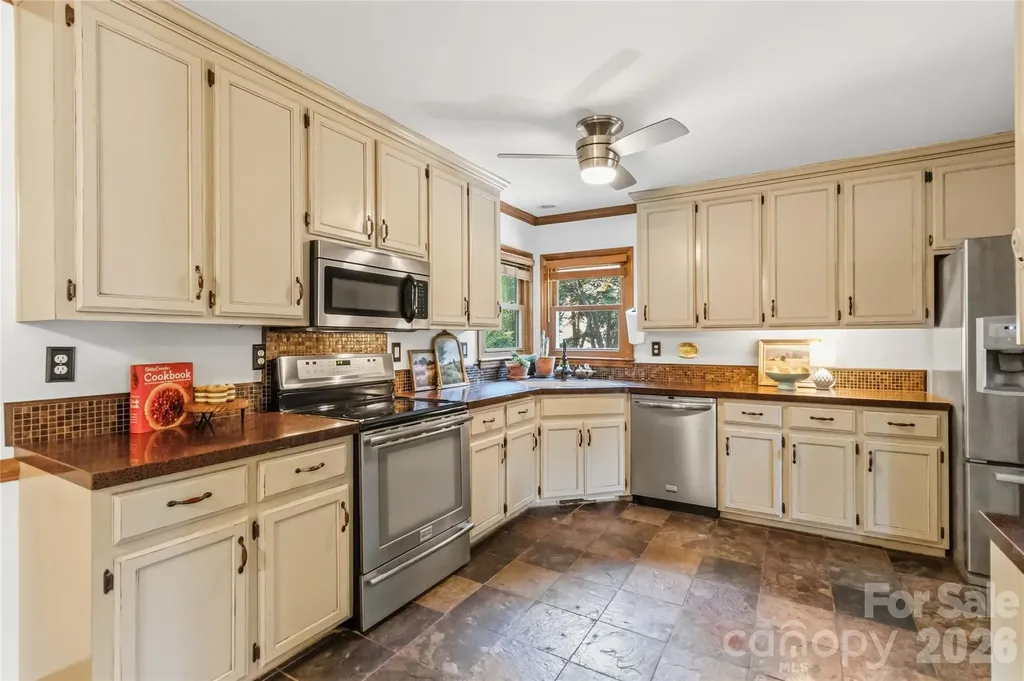 6933 Albaneen Court Charlotte NC 28215