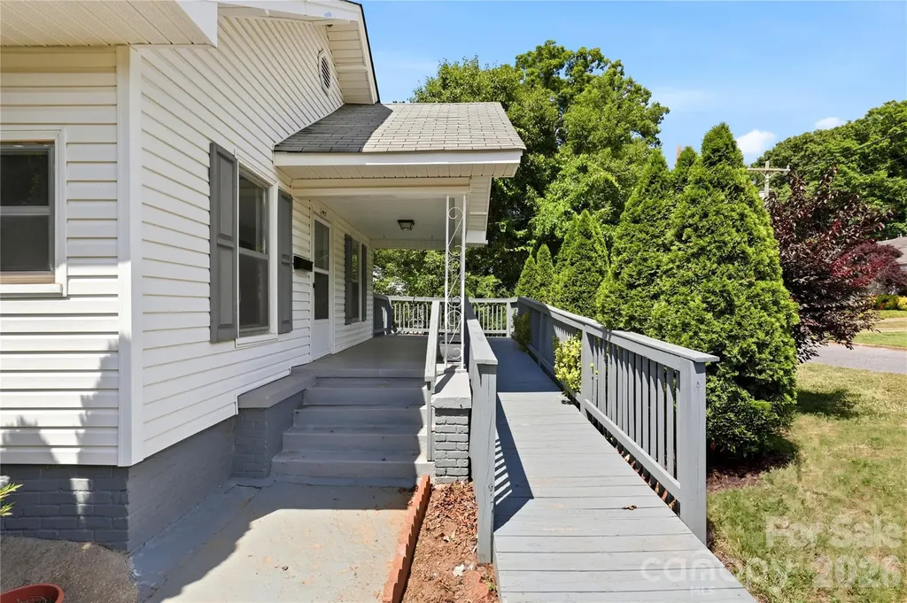 1013 7th Street NE Hickory NC 28601