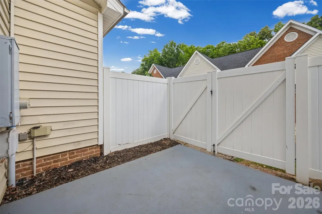 2113 Lennoxshire Square Court Charlotte NC 28210