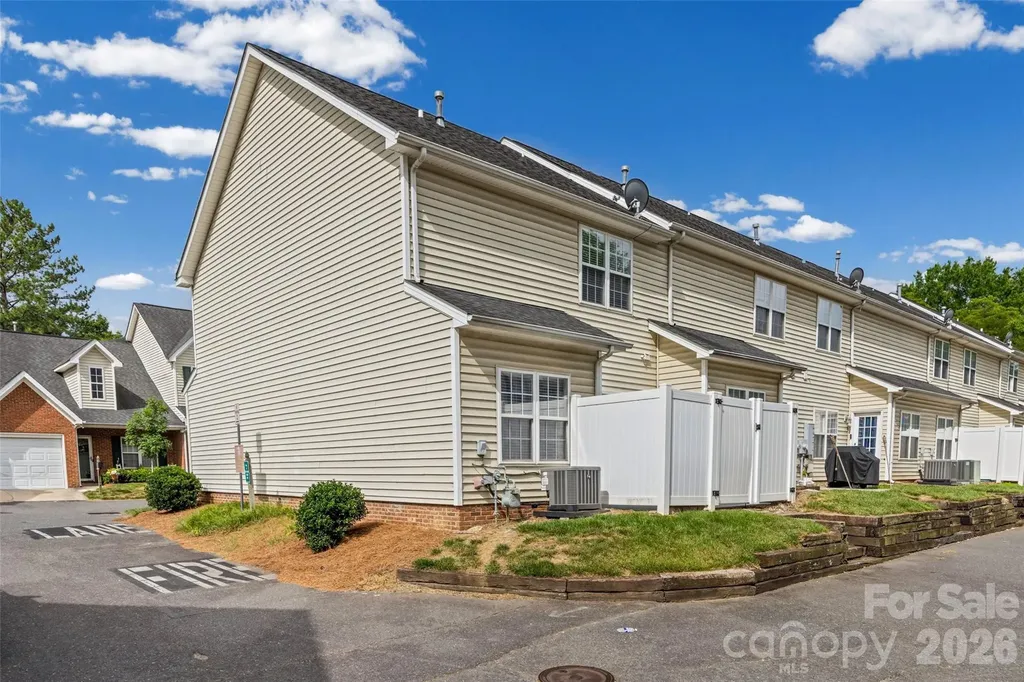2113 Lennoxshire Square Court Charlotte NC 28210