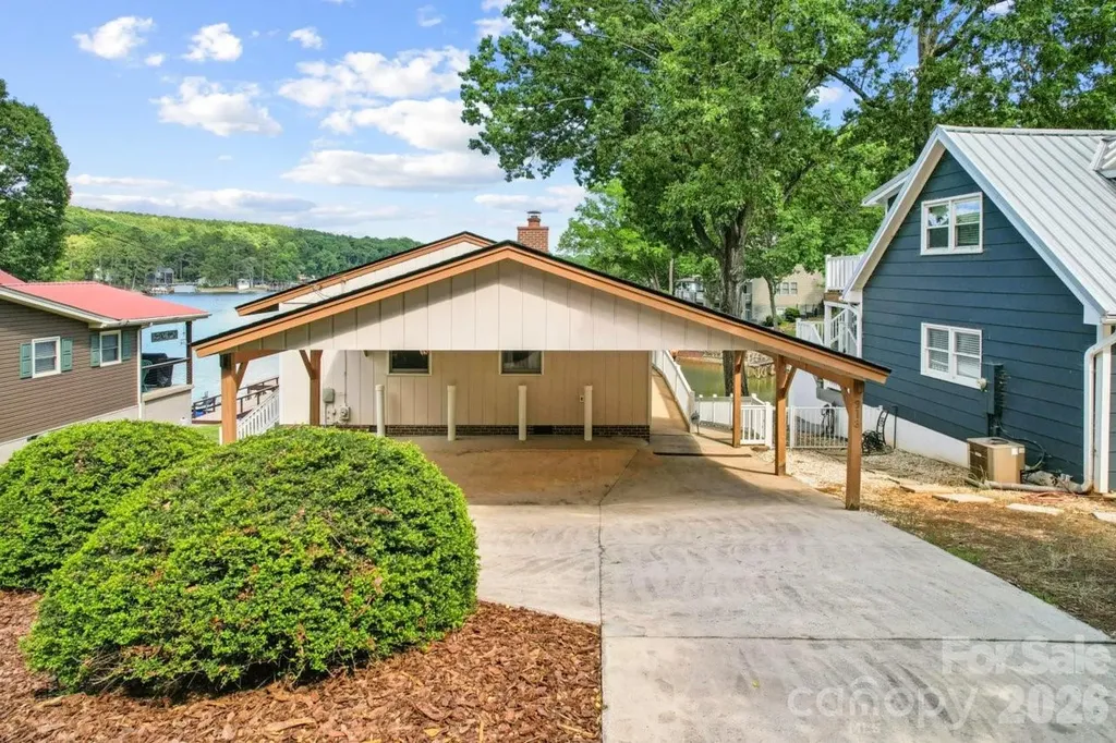 918 Pinehaven Drive New London NC 28127