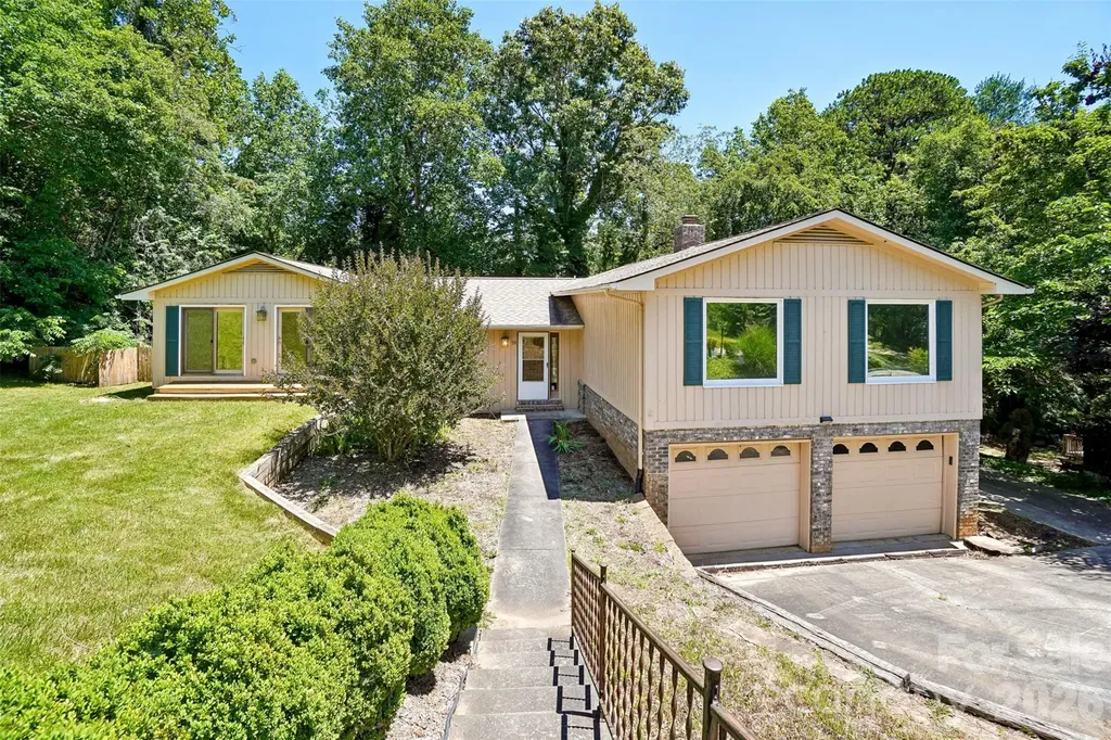 51 Wake Robin Way Asheville NC 28805