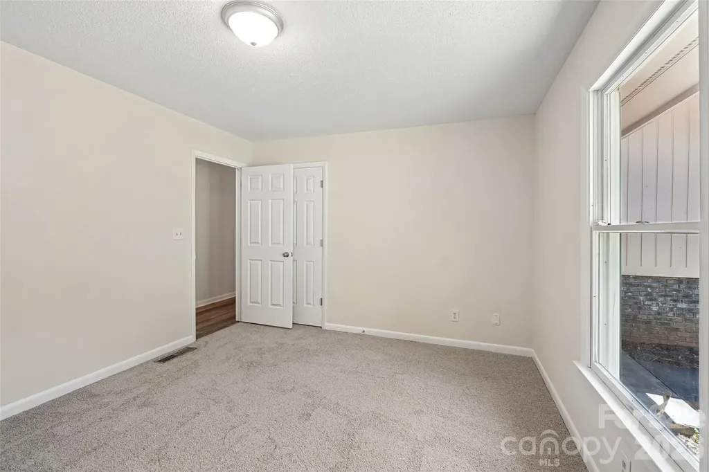 51 Wake Robin Way Asheville NC 28805