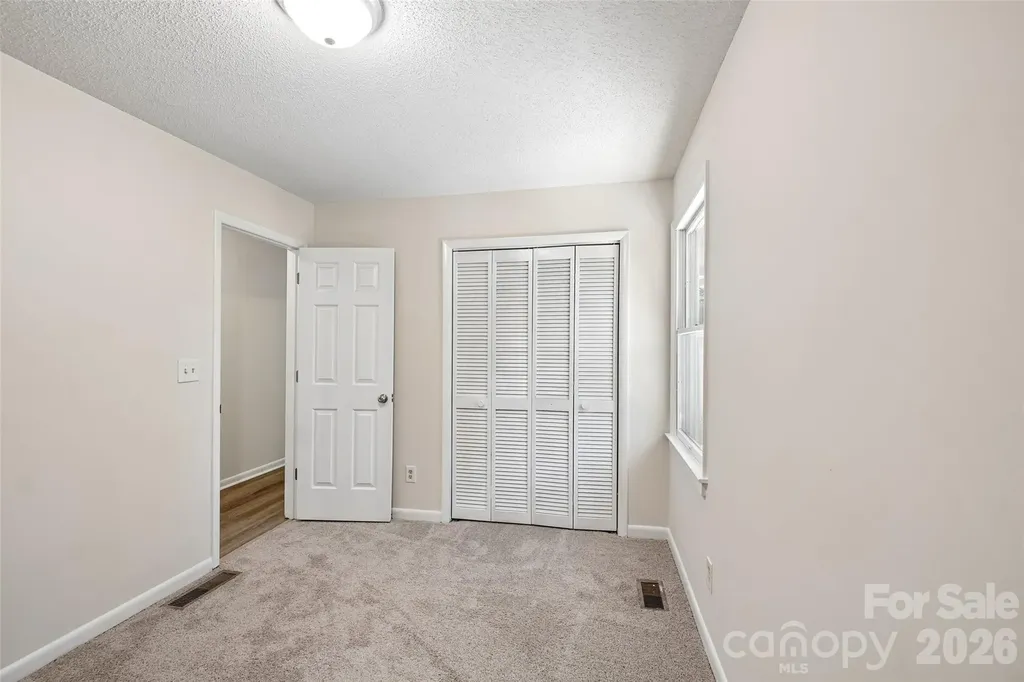 51 Wake Robin Way Asheville NC 28805