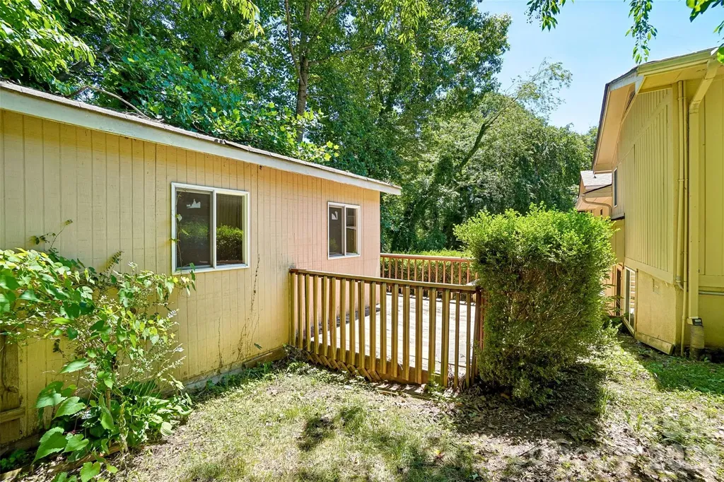 51 Wake Robin Way Asheville NC 28805