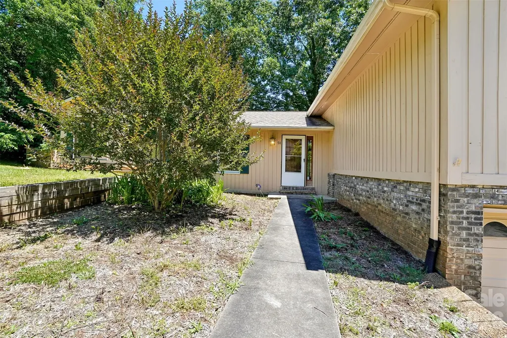 51 Wake Robin Way Asheville NC 28805