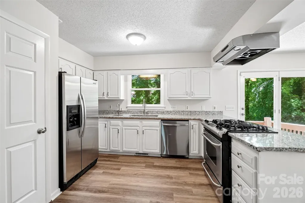 51 Wake Robin Way Asheville NC 28805