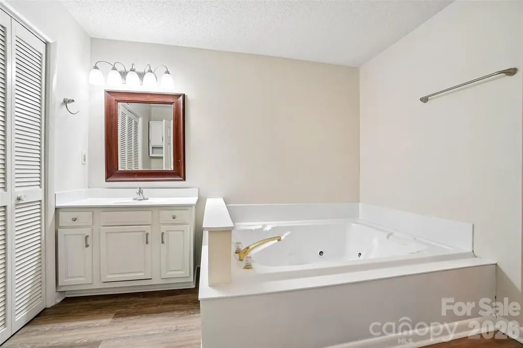 51 Wake Robin Way Asheville NC 28805