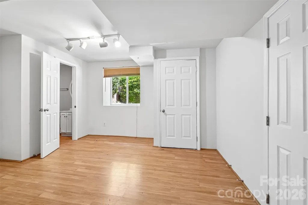51 Wake Robin Way Asheville NC 28805