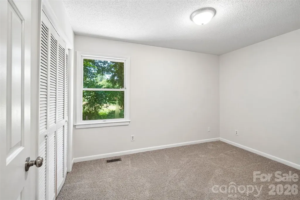 51 Wake Robin Way Asheville NC 28805
