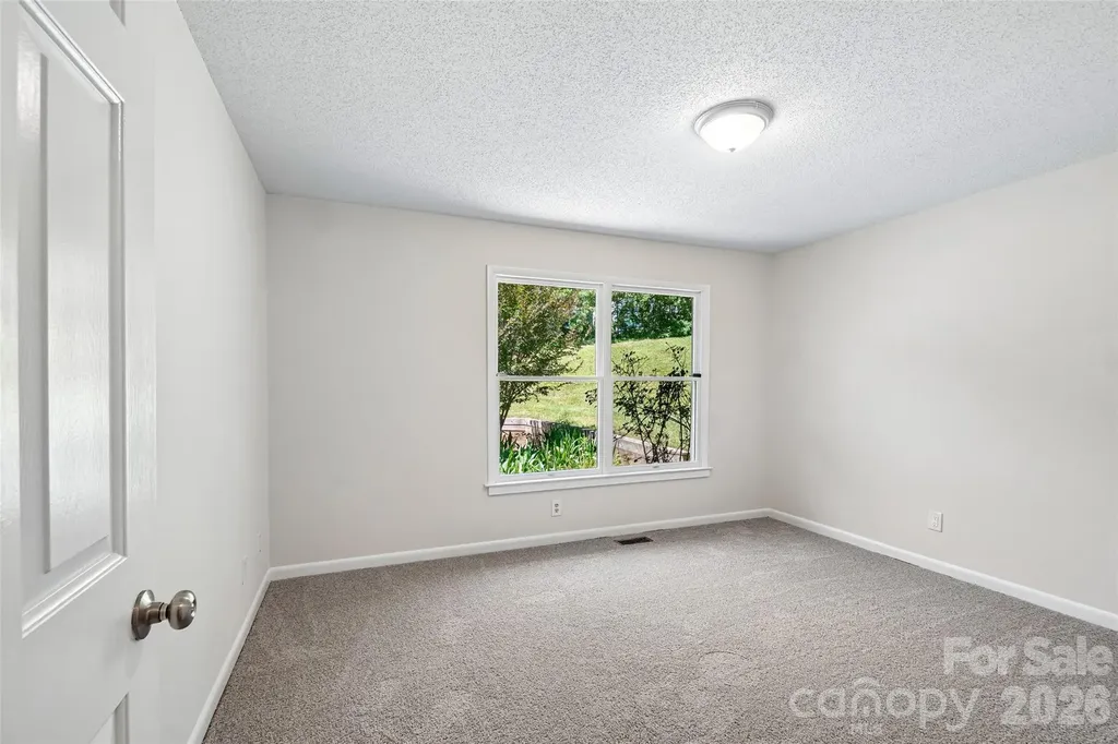 51 Wake Robin Way Asheville NC 28805