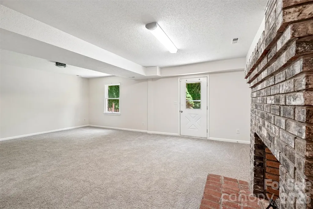 51 Wake Robin Way Asheville NC 28805