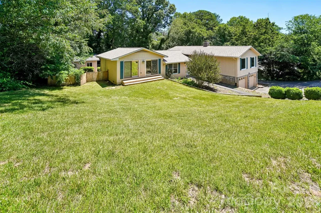 51 Wake Robin Way Asheville NC 28805