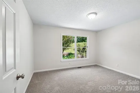 51 Wake Robin Way Asheville NC 28805