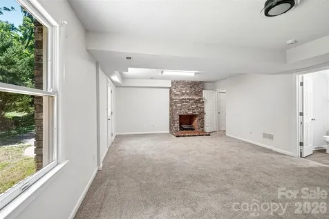 51 Wake Robin Way Asheville NC 28805