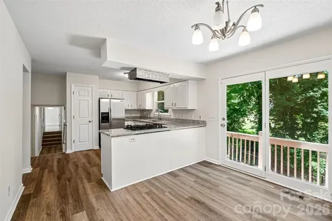 51 Wake Robin Way Asheville NC 28805