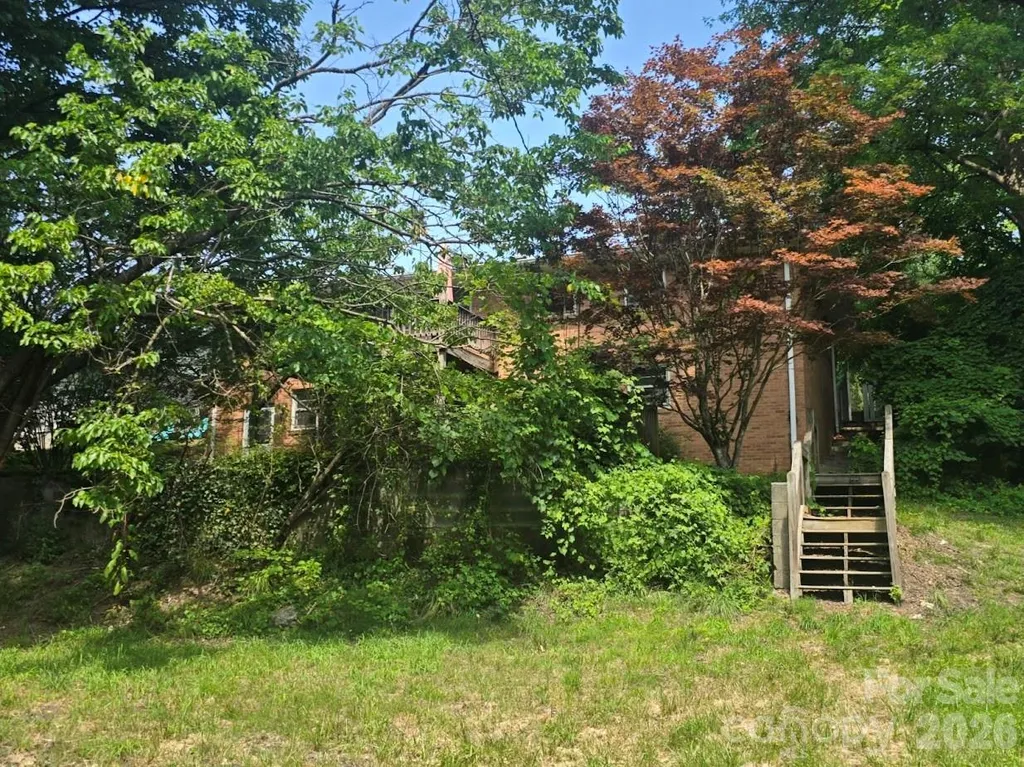 629 Willow Road Hendersonville NC 28739