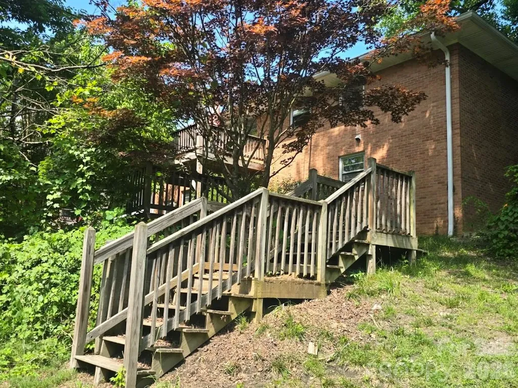 629 Willow Road Hendersonville NC 28739