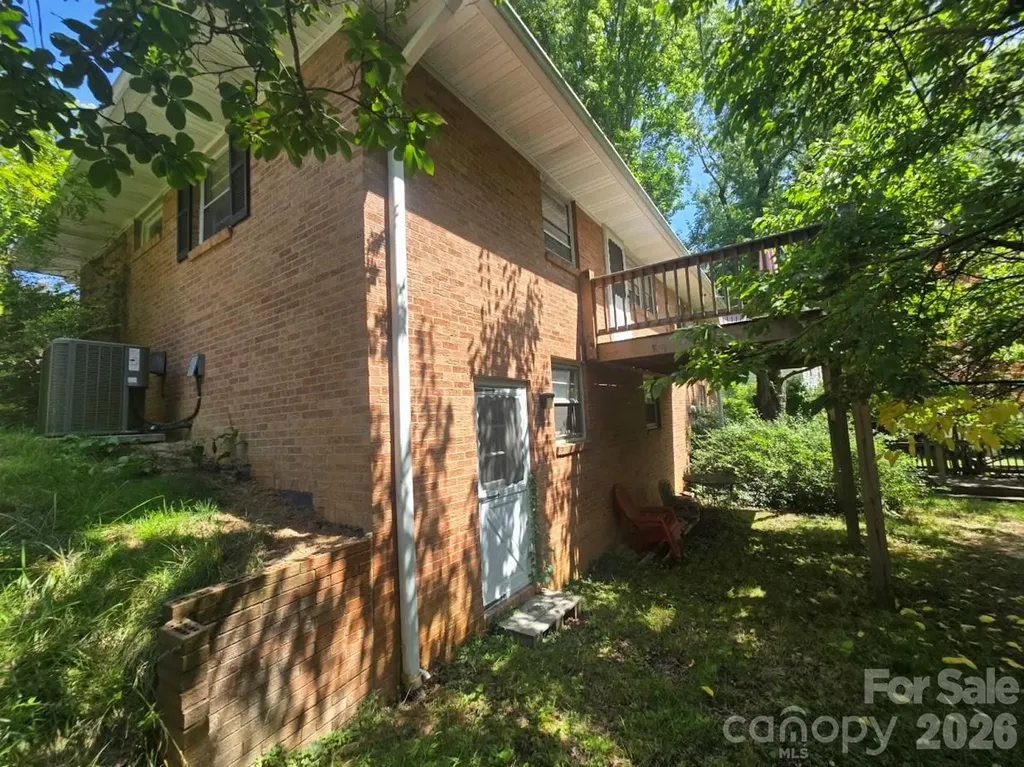 629 Willow Road Hendersonville NC 28739