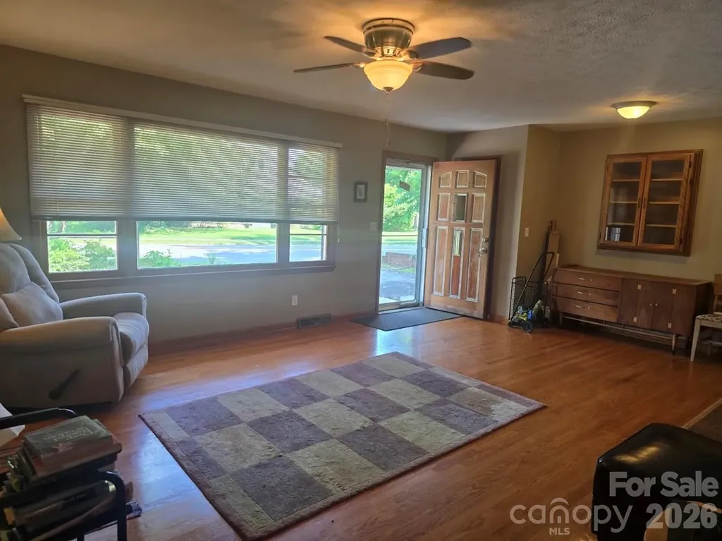 629 Willow Road Hendersonville NC 28739