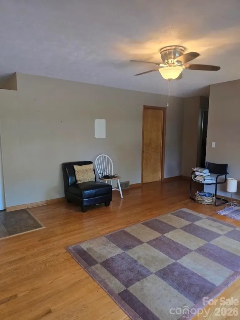 629 Willow Road Hendersonville NC 28739