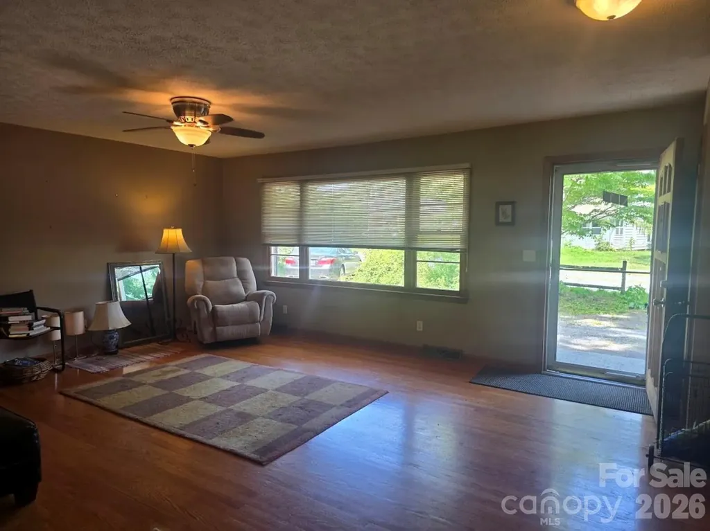 629 Willow Road Hendersonville NC 28739