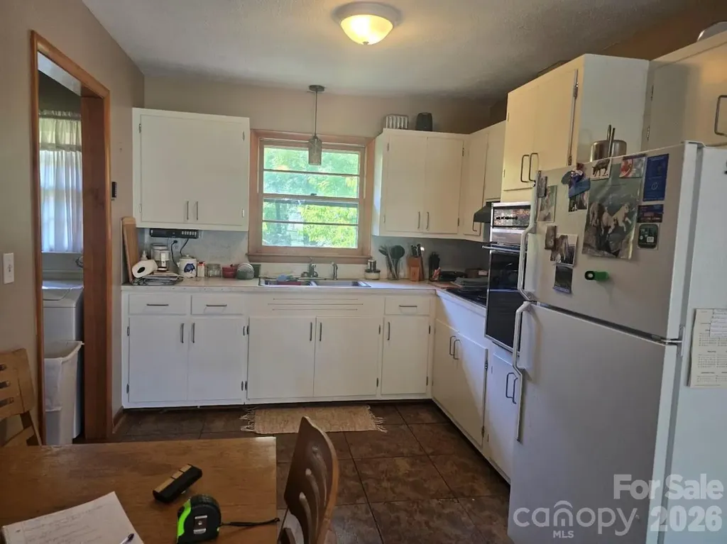 629 Willow Road Hendersonville NC 28739