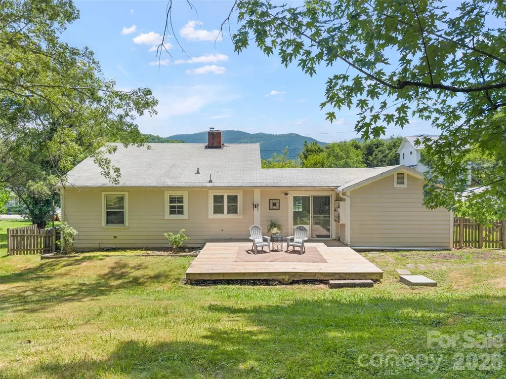 25 Nesbitt Street Waynesville NC 28786