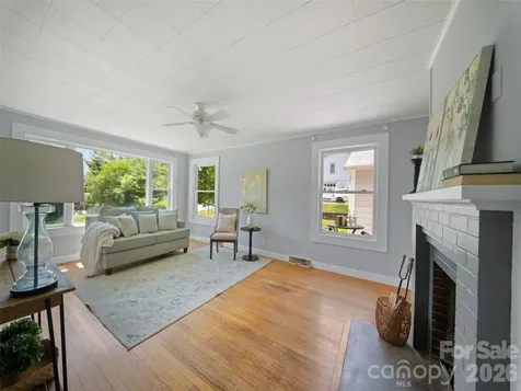 25 Nesbitt Street Waynesville NC 28786