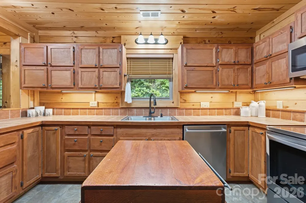 1026 High Top Mountain Road Whittier NC 28789