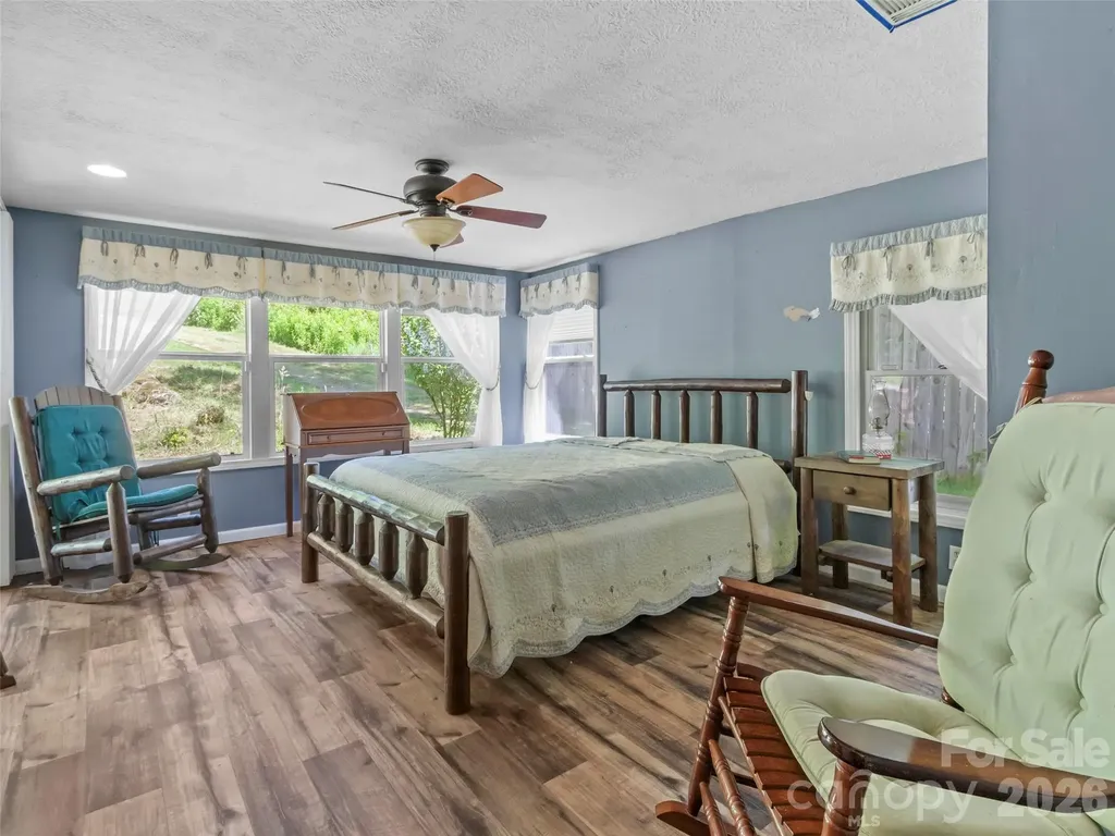 30 Clover Lane Burnsville NC 28714
