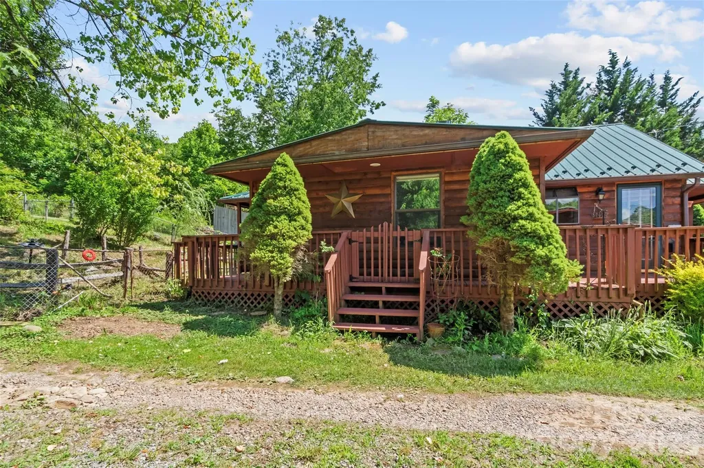 30 Clover Lane Burnsville NC 28714