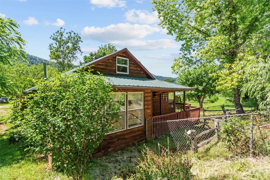 30 Clover Lane Burnsville NC 28714