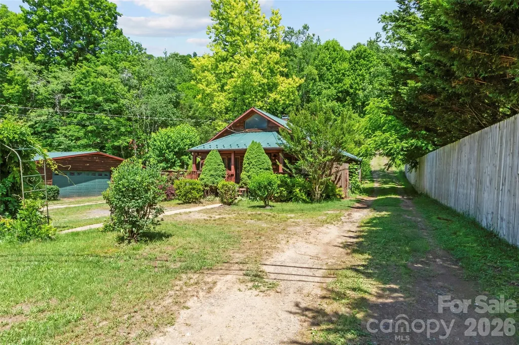 30 Clover Lane Burnsville NC 28714