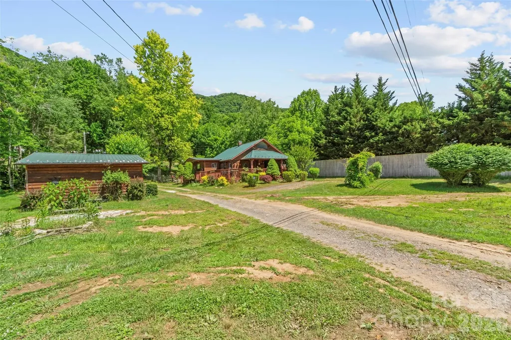 30 Clover Lane Burnsville NC 28714