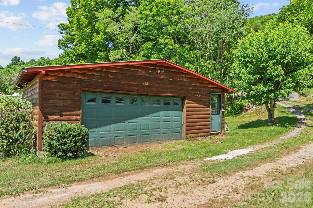 30 Clover Lane Burnsville NC 28714