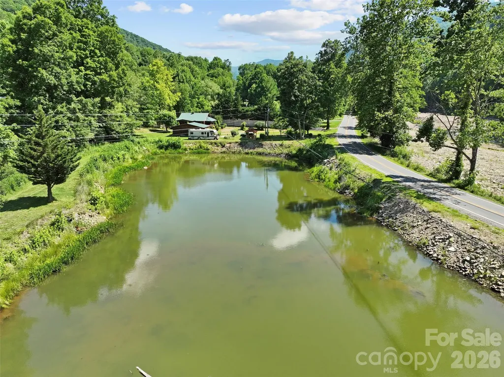 30 Clover Lane Burnsville NC 28714