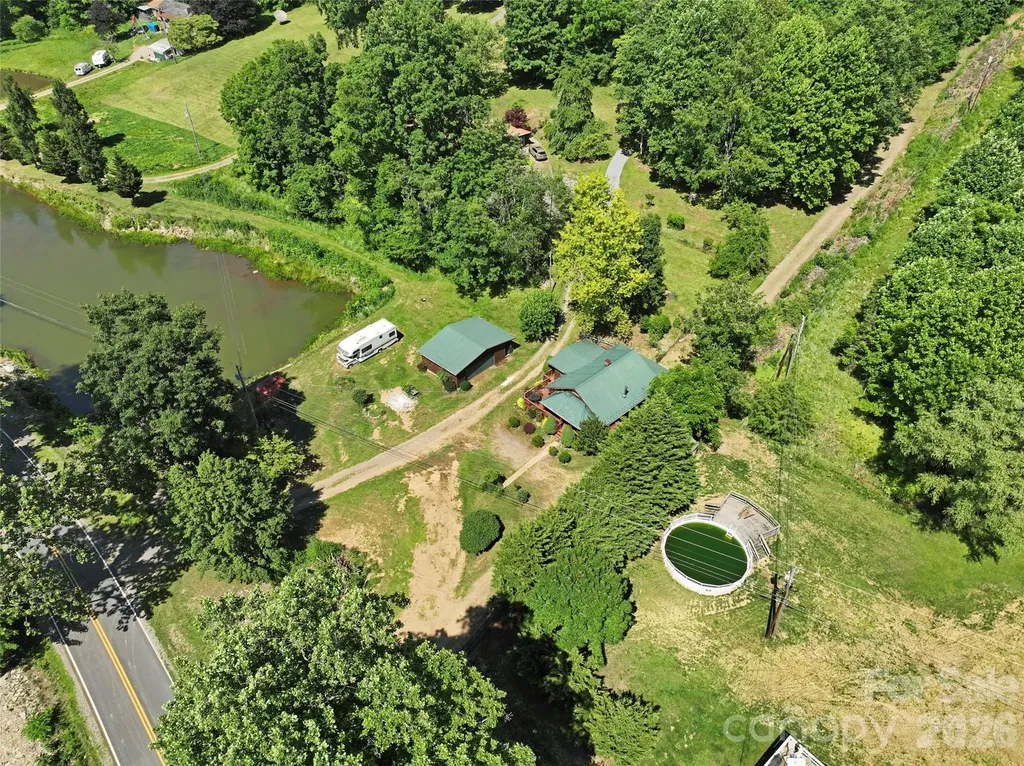 30 Clover Lane Burnsville NC 28714
