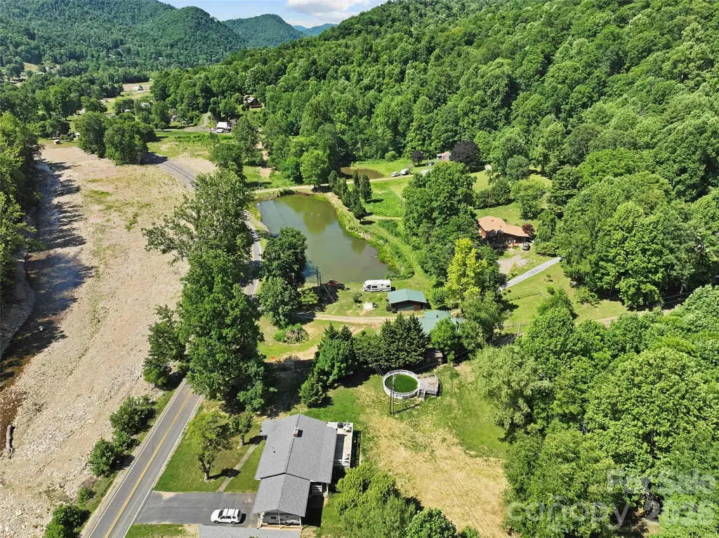 30 Clover Lane Burnsville NC 28714