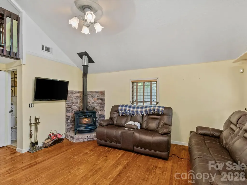 30 Clover Lane Burnsville NC 28714