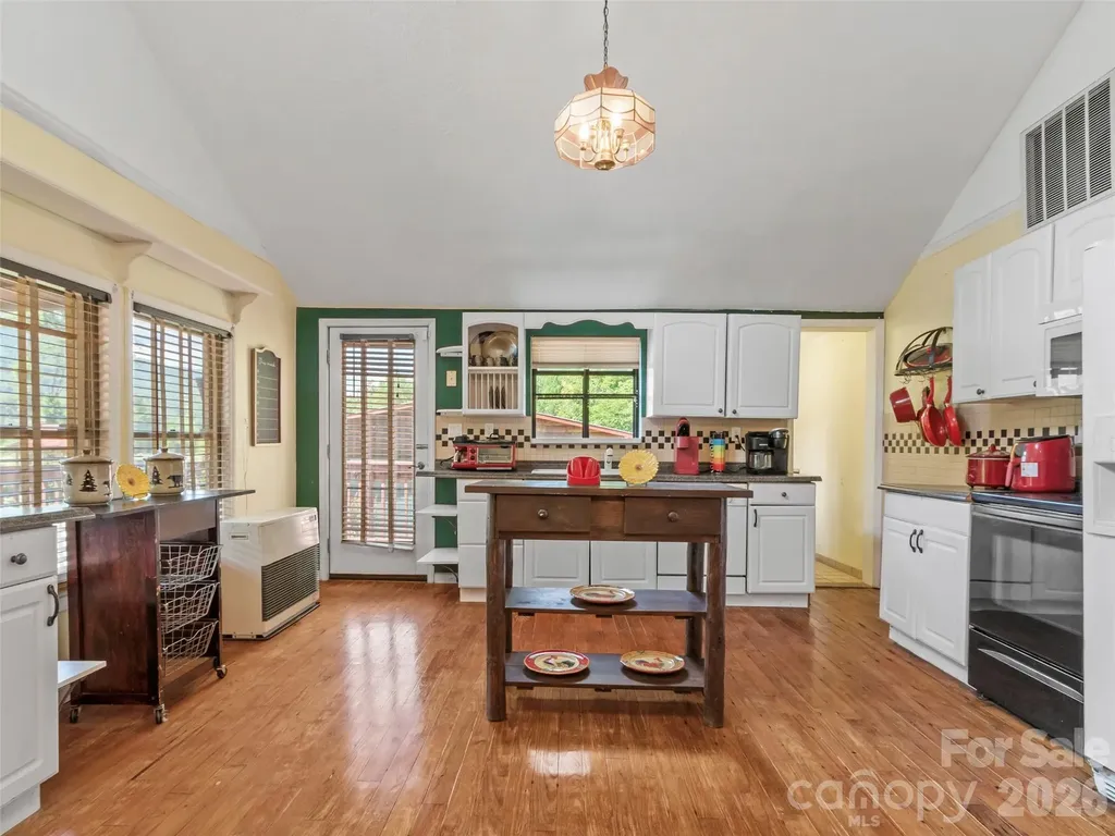 30 Clover Lane Burnsville NC 28714