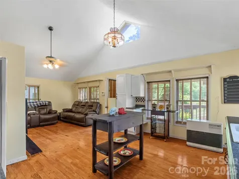 30 Clover Lane Burnsville NC 28714