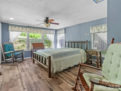 30 Clover Lane Burnsville NC 28714