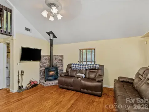 30 Clover Lane Burnsville NC 28714