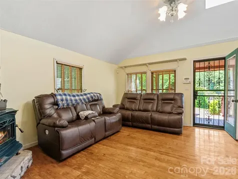 30 Clover Lane Burnsville NC 28714