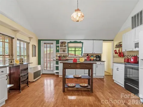 30 Clover Lane Burnsville NC 28714