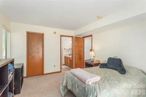 33 Ravencroft Lane Asheville NC 28803