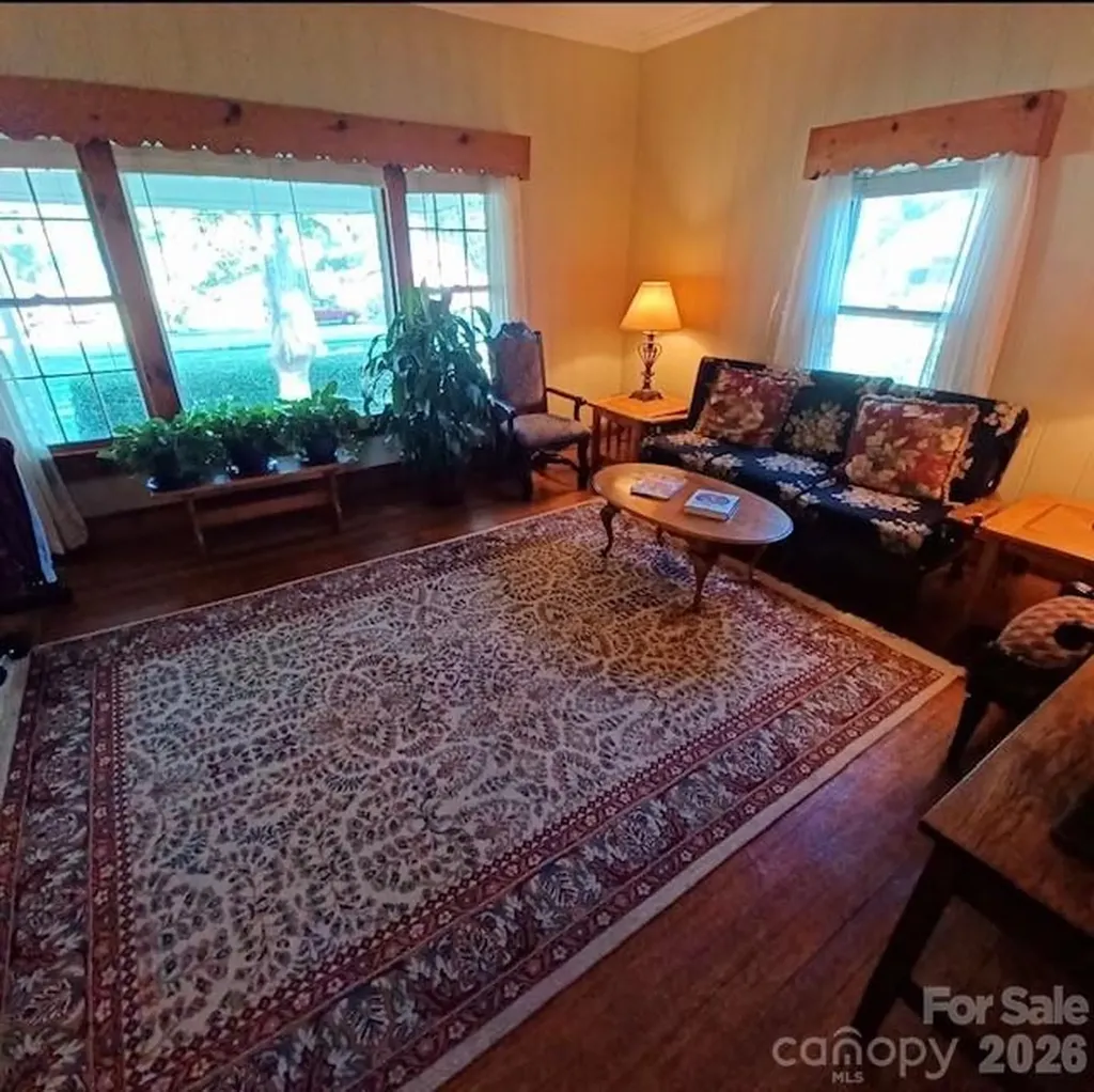 2103 N Thomas Avenue Newton NC 28658