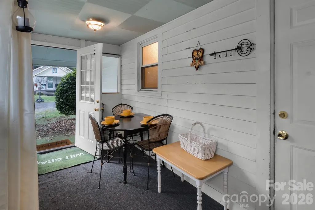 2103 N Thomas Avenue Newton NC 28658